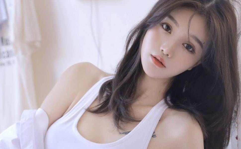 哈尔滨女大学生宋婷分手后遭前男友泄露私密视频，高挑身材引热议