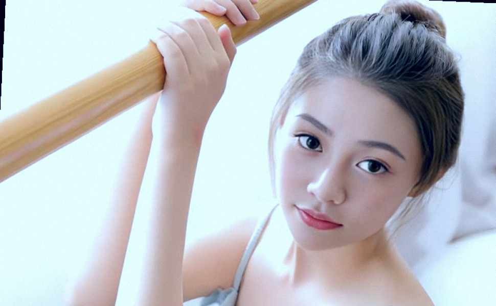 吃播转型引热议：美女主播金熙宰被曝涉黄视频，网友评价颜值身材成焦点