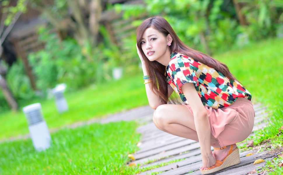 劝烟变裸检：29岁女子公交站浇水灭烟，被警方带走脱衣检查引爆舆论