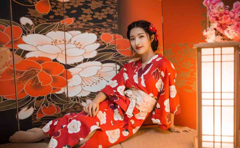云南楚雄00后长腿美女李华美被曝私下卖淫，250元一次真的是贱卖了？